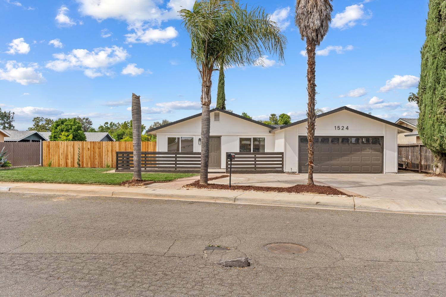 1524 E Evening Glow Avenue