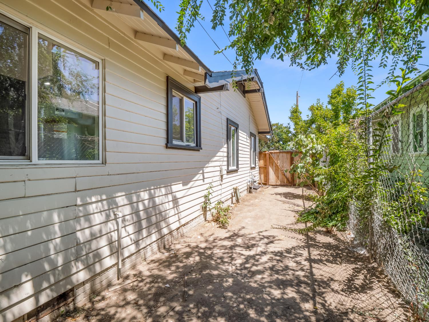 3644 E Illinois Avenue