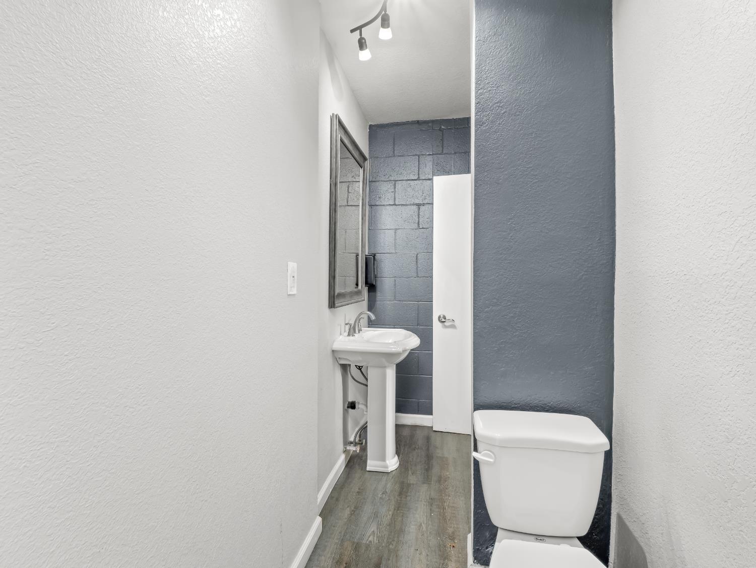 30 E Minarets Avenue