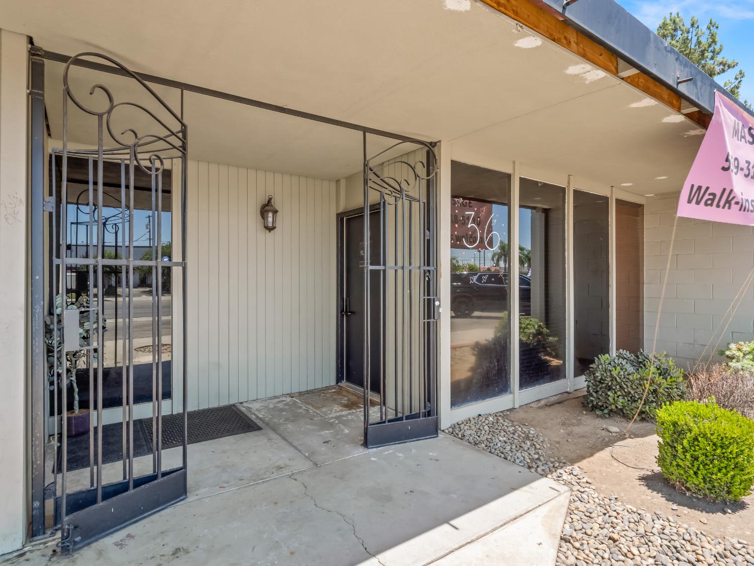 30 E Minarets Avenue