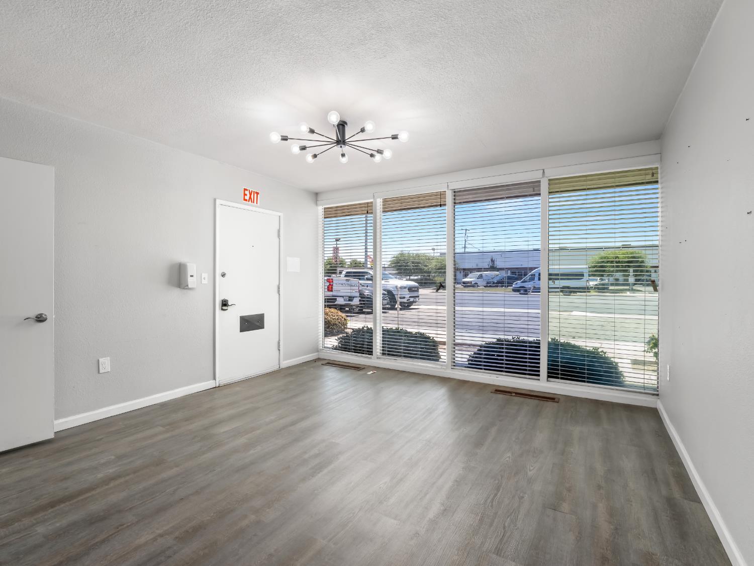 30 E Minarets Avenue