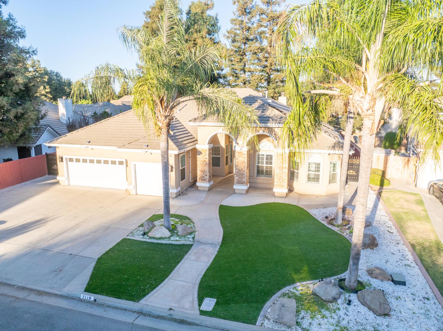 7118 N Lodi Avenue