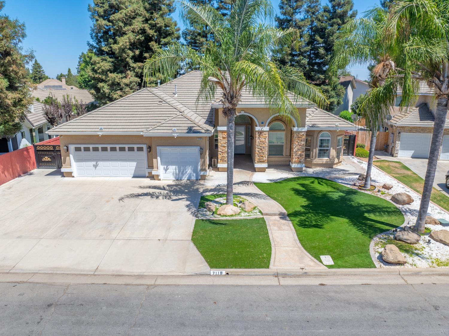 7118 N Lodi Avenue