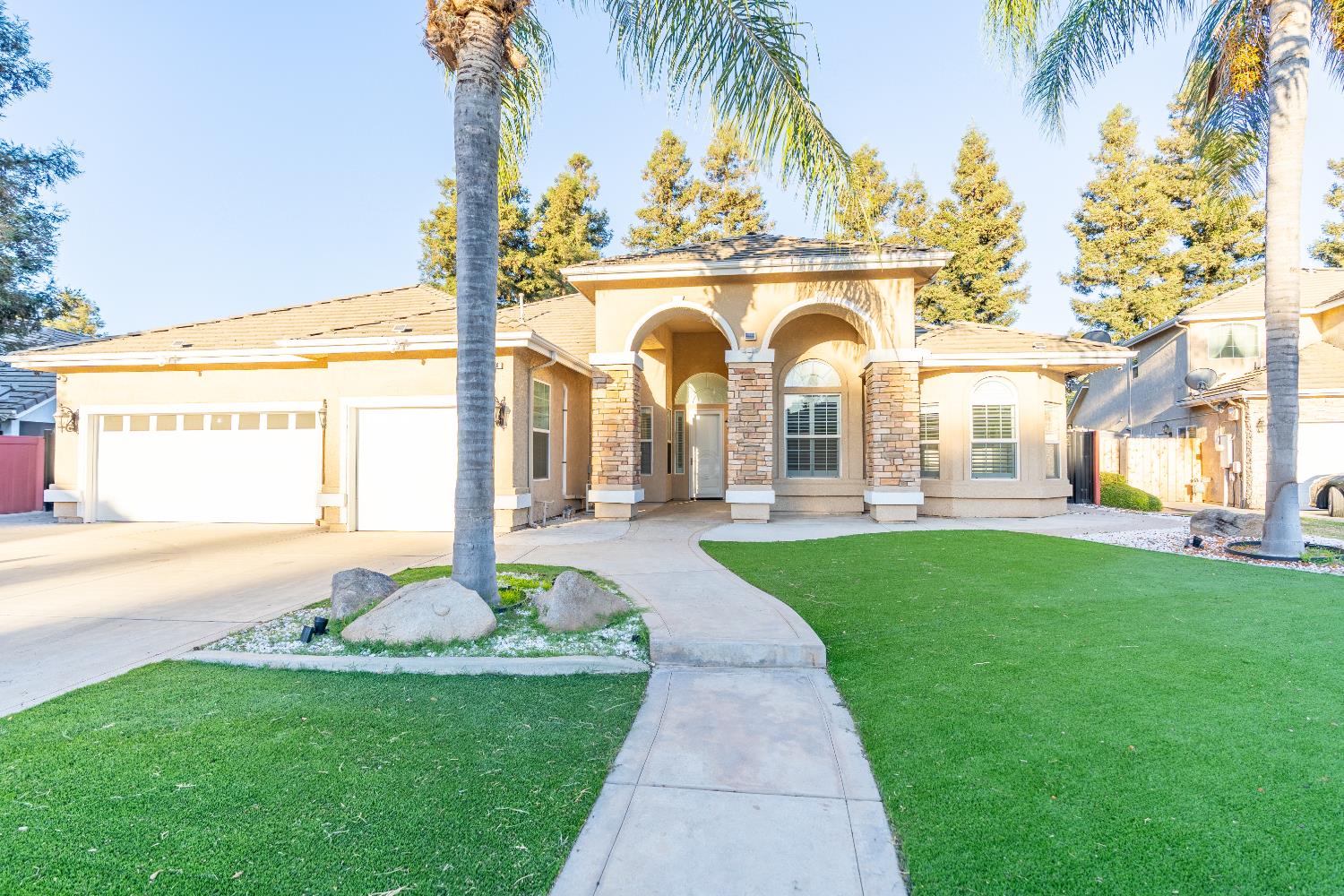 7118 N Lodi Avenue