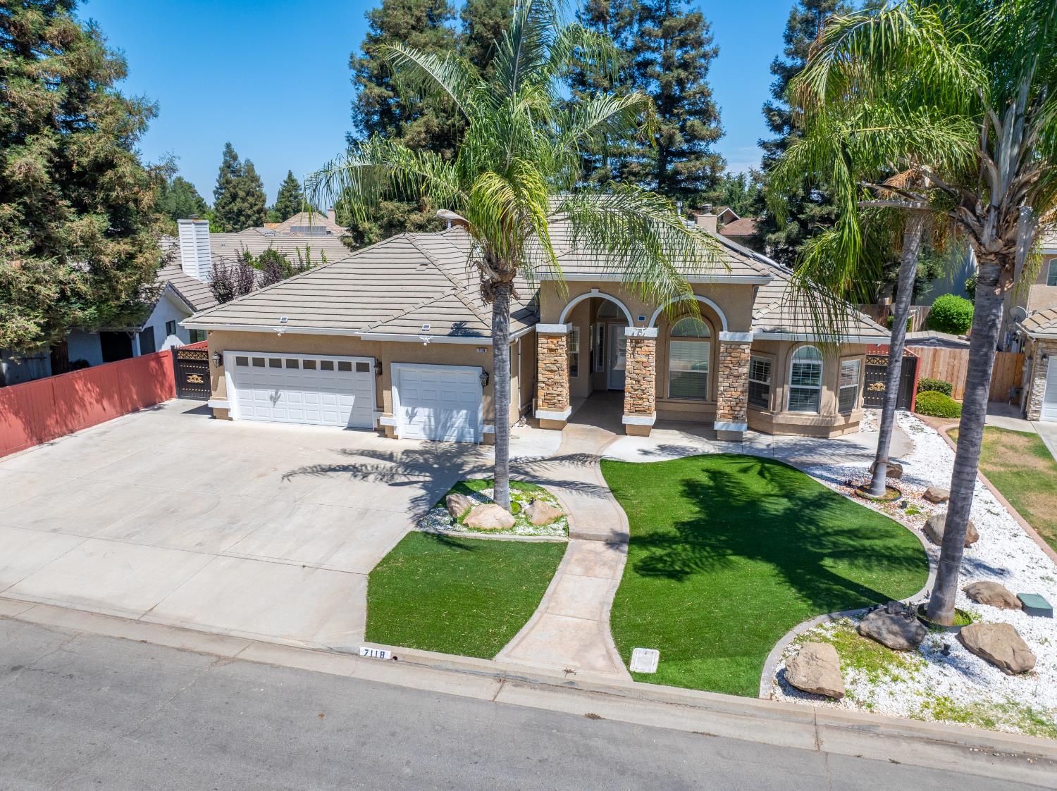 7118 N Lodi Avenue