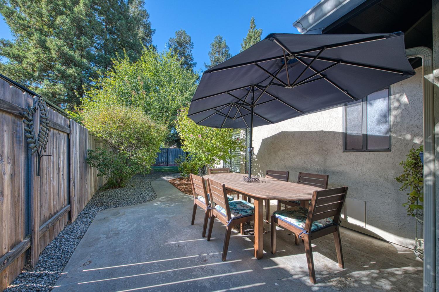 1221 W Menlo Avenue