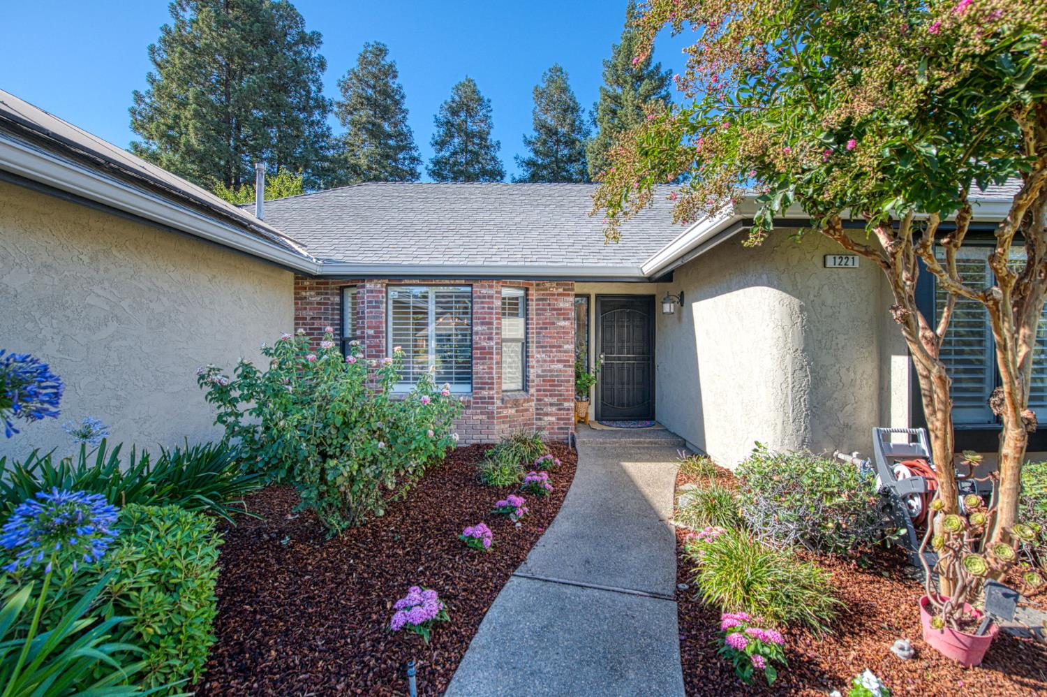 1221 W Menlo Avenue