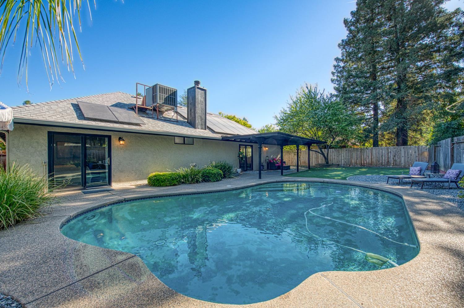 1221 W Menlo Avenue