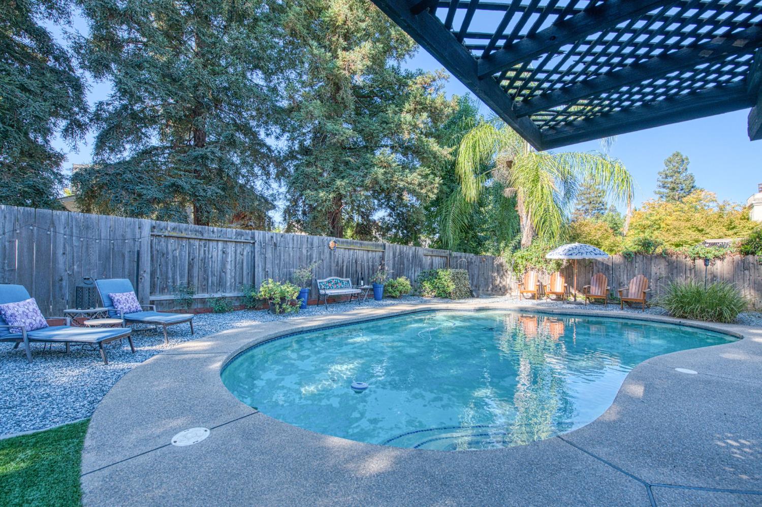 1221 W Menlo Avenue