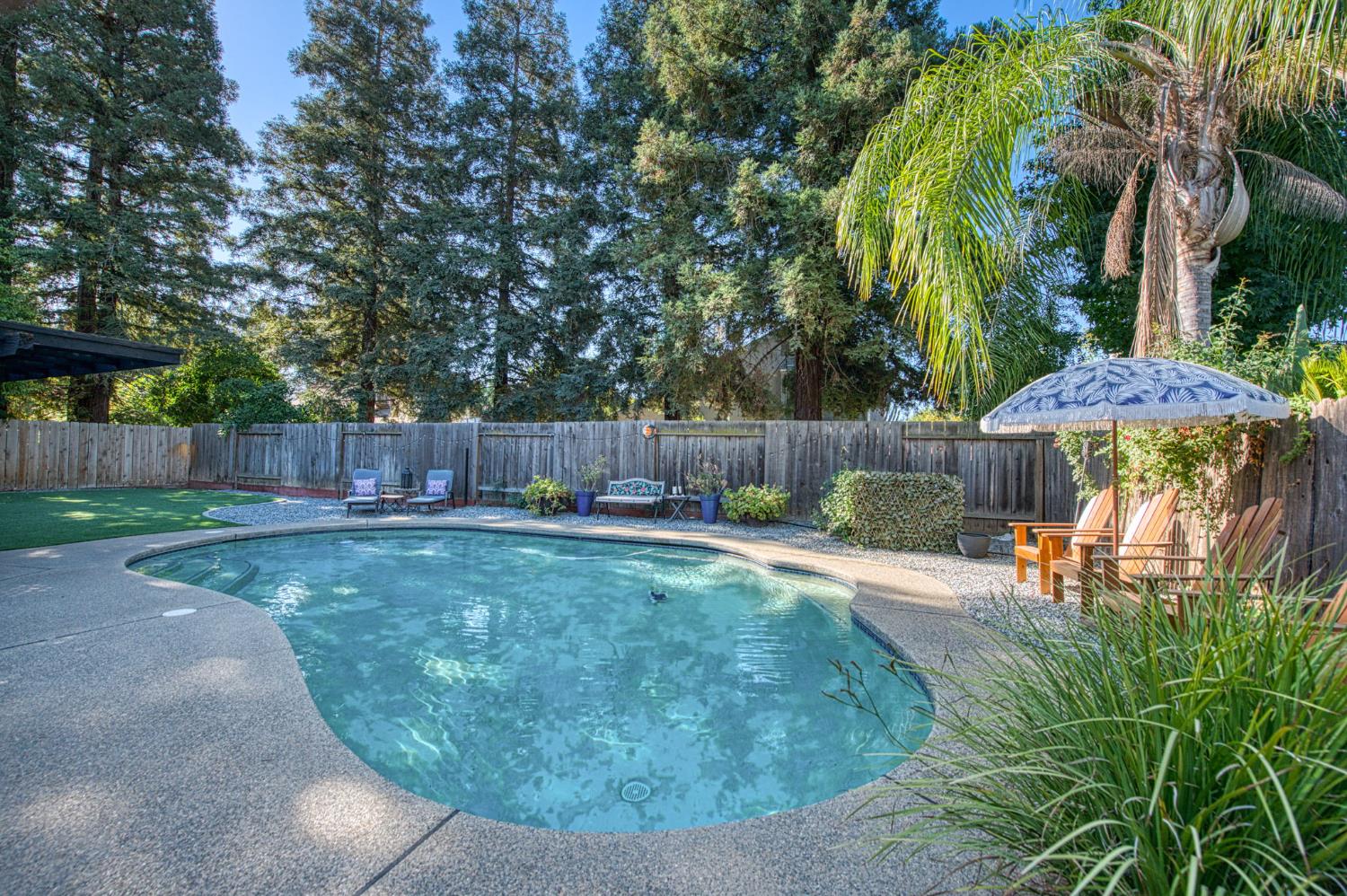 1221 W Menlo Avenue