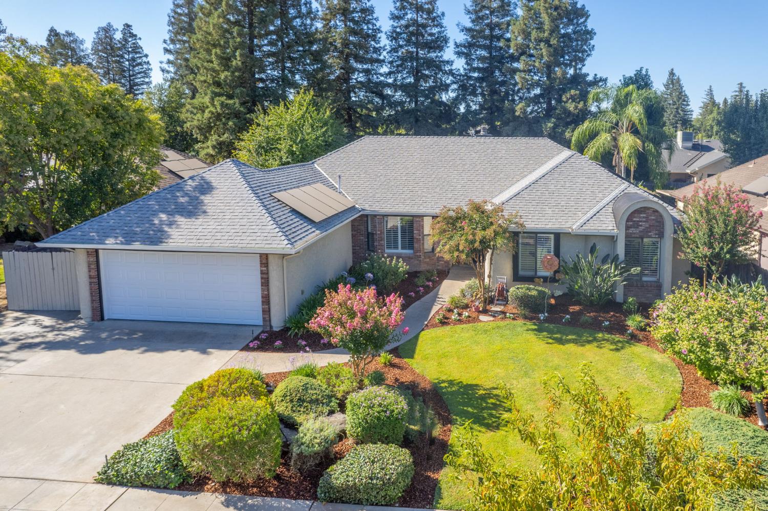 1221 W Menlo Avenue