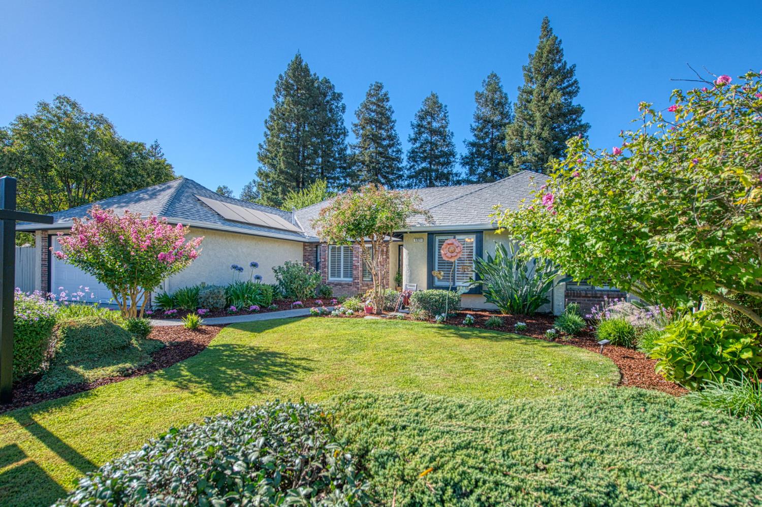 1221 W Menlo Avenue