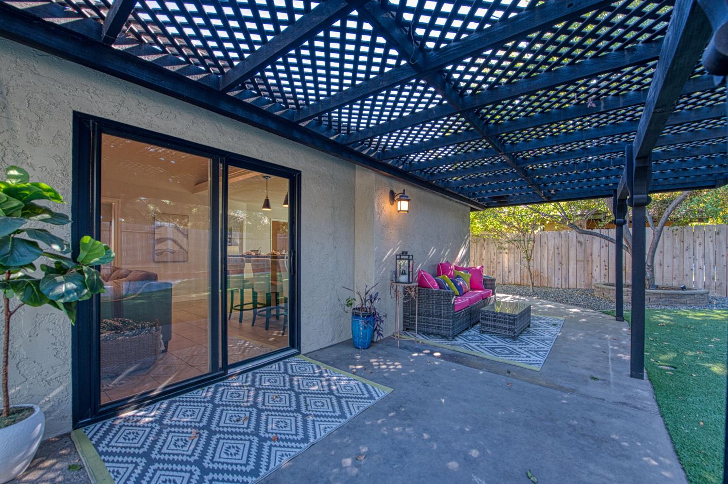 1221 W Menlo Avenue