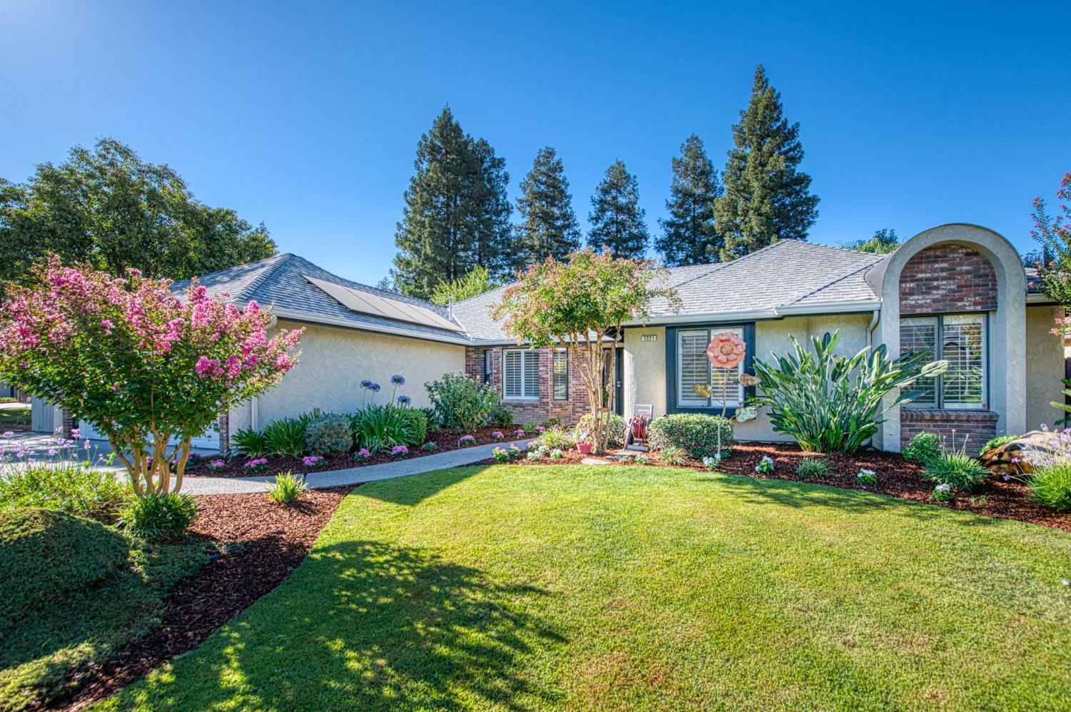 1221 W Menlo Avenue