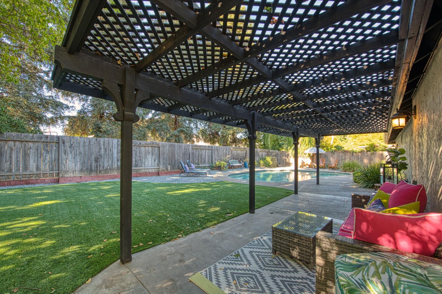 1221 W Menlo Avenue