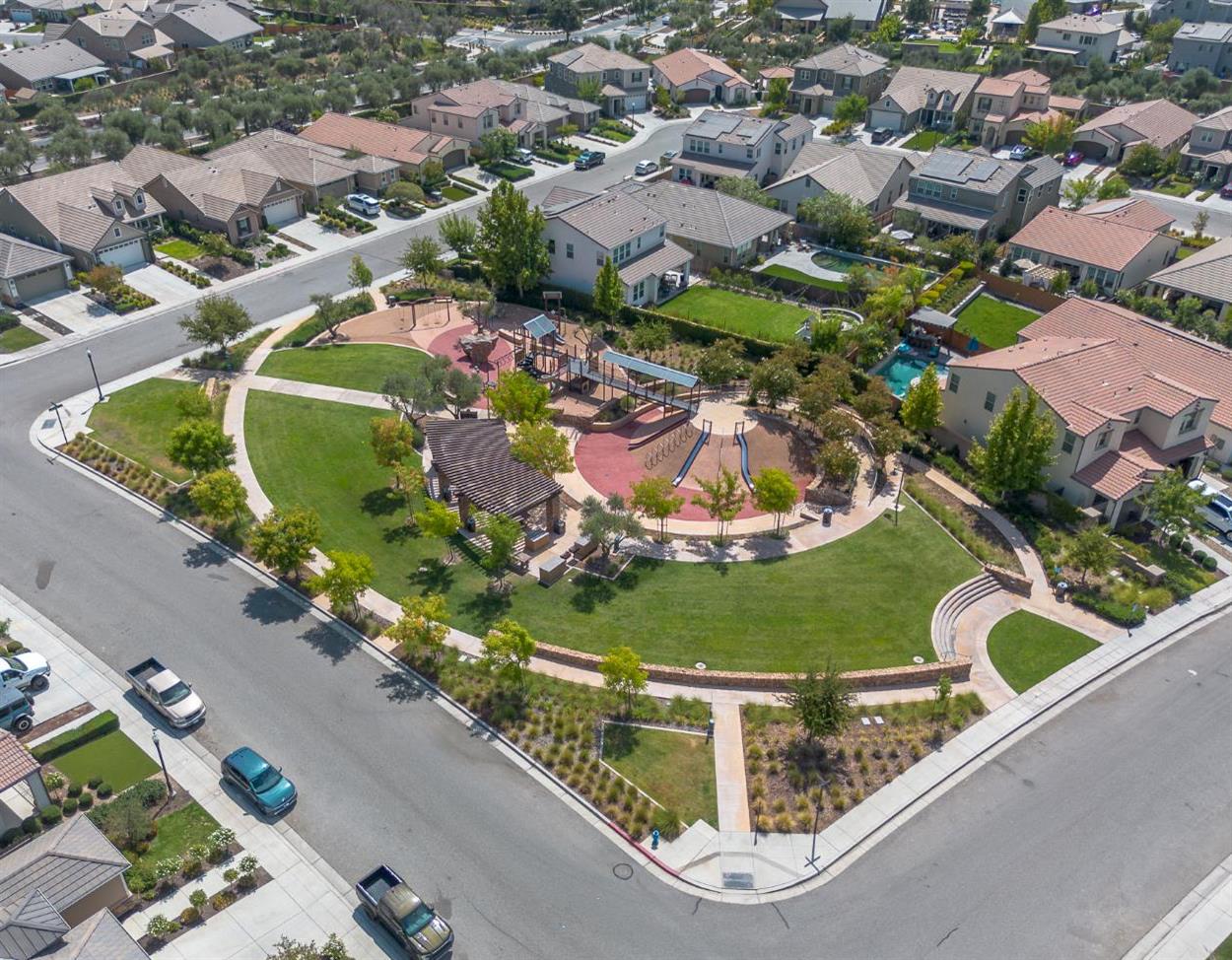 572 Pinnacle Drive W