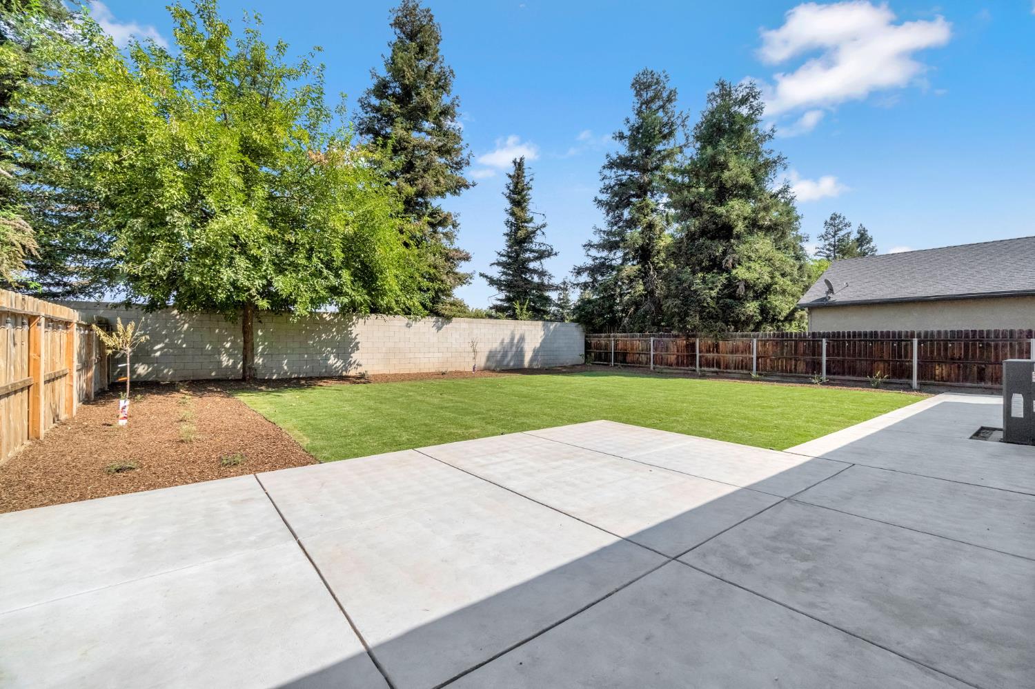 261 W Chennault Avenue