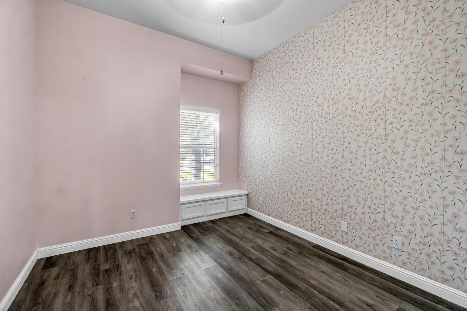 261 W Chennault Avenue