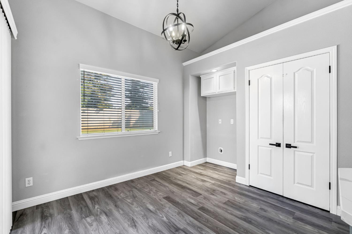 261 W Chennault Avenue