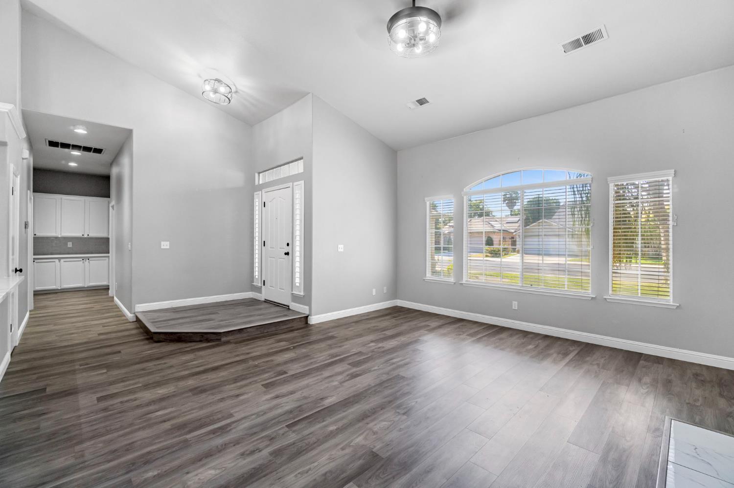 261 W Chennault Avenue