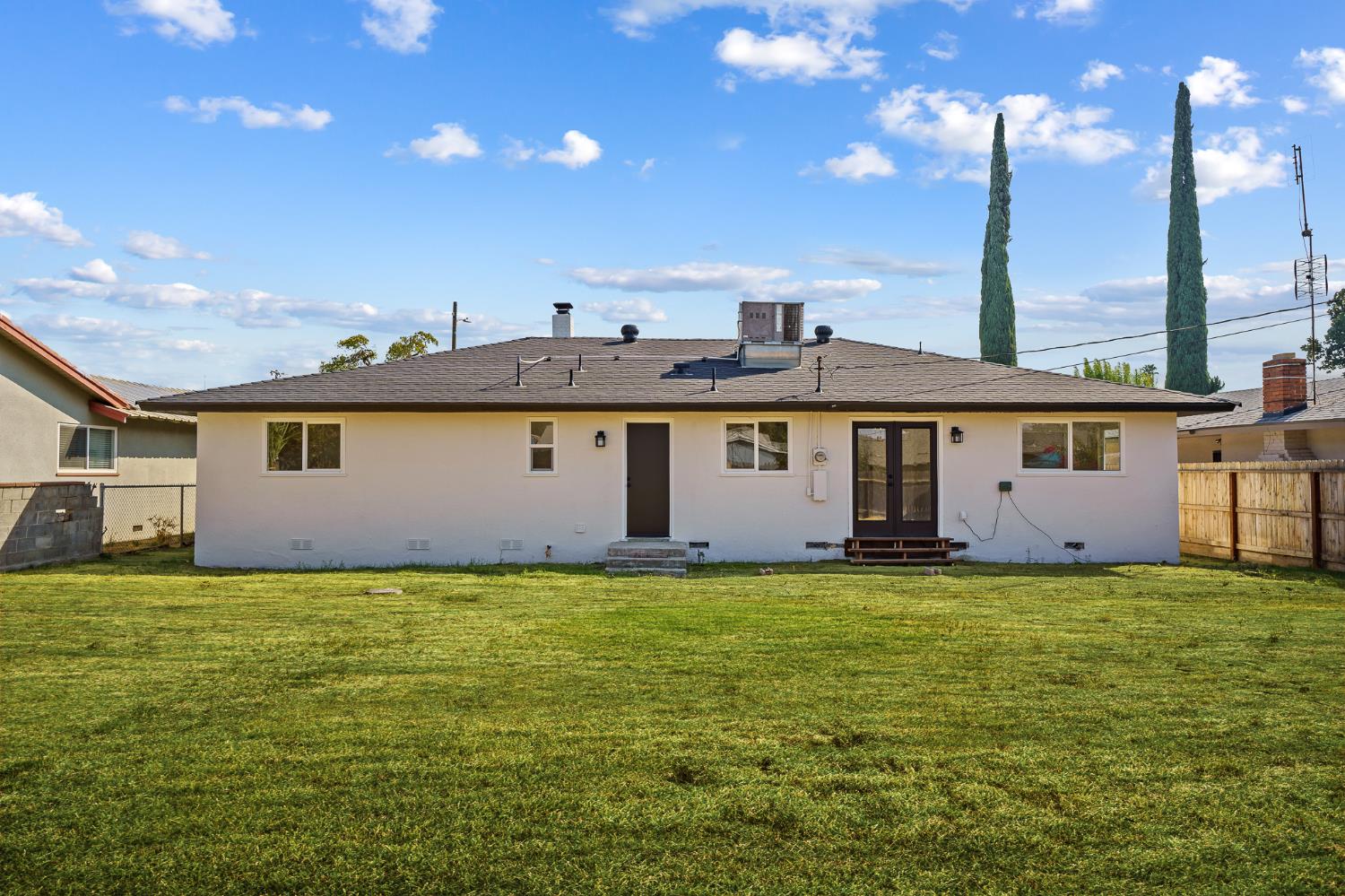3023 E Robinson Avenue