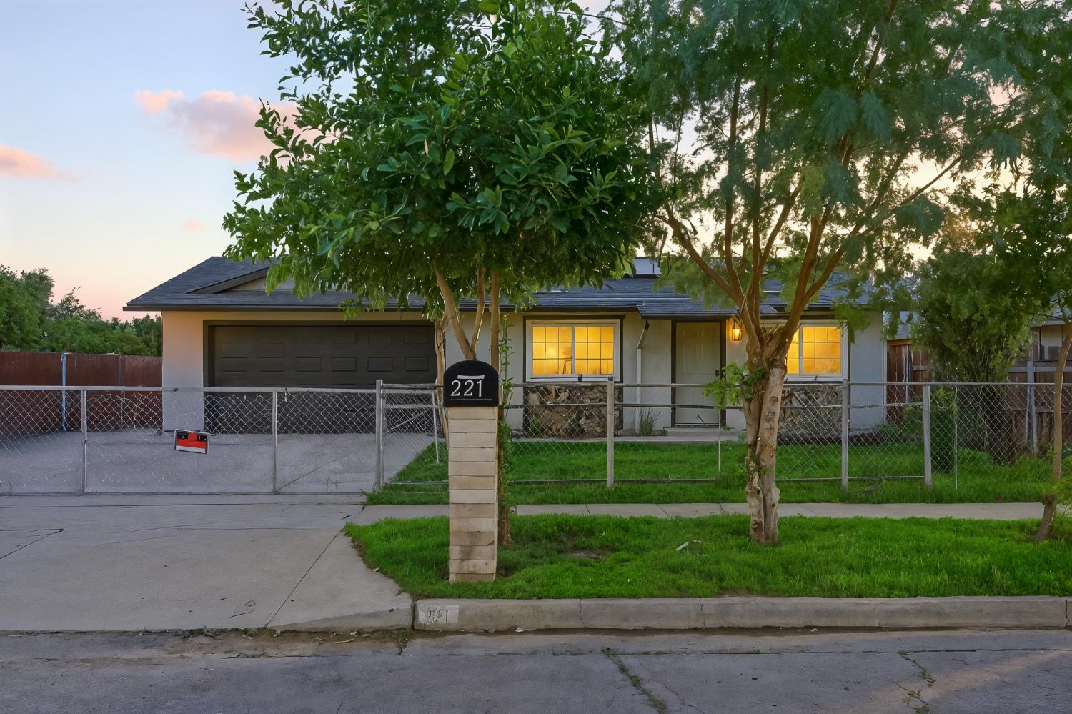 221 W San Joaquin Street