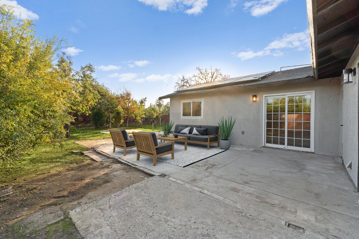 221 W San Joaquin Street