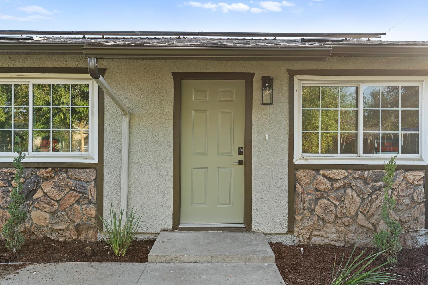221 W San Joaquin Street