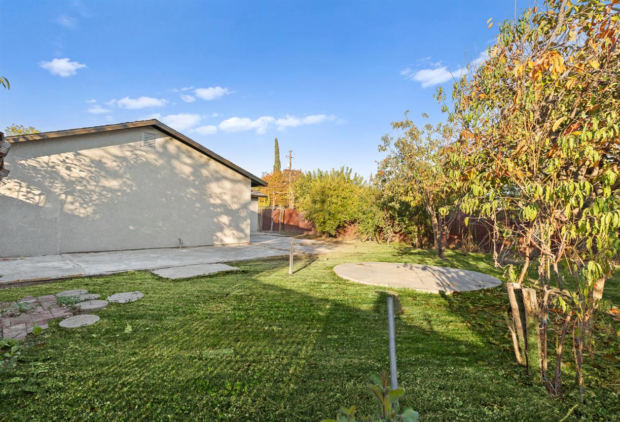 221 W San Joaquin Street