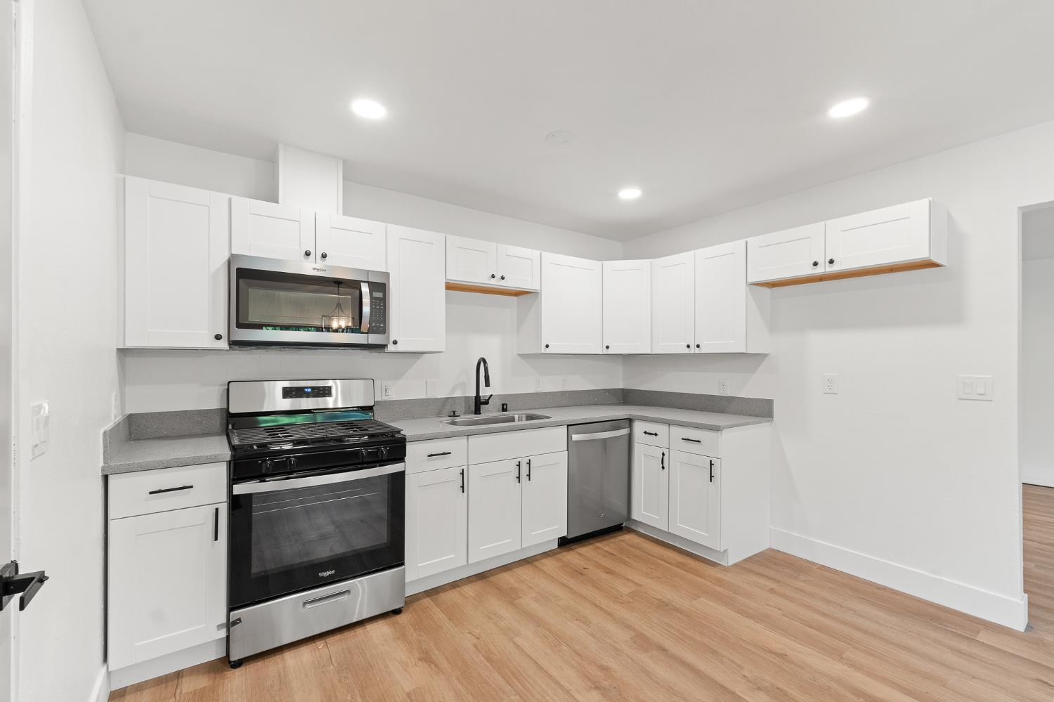 221 W San Joaquin Street