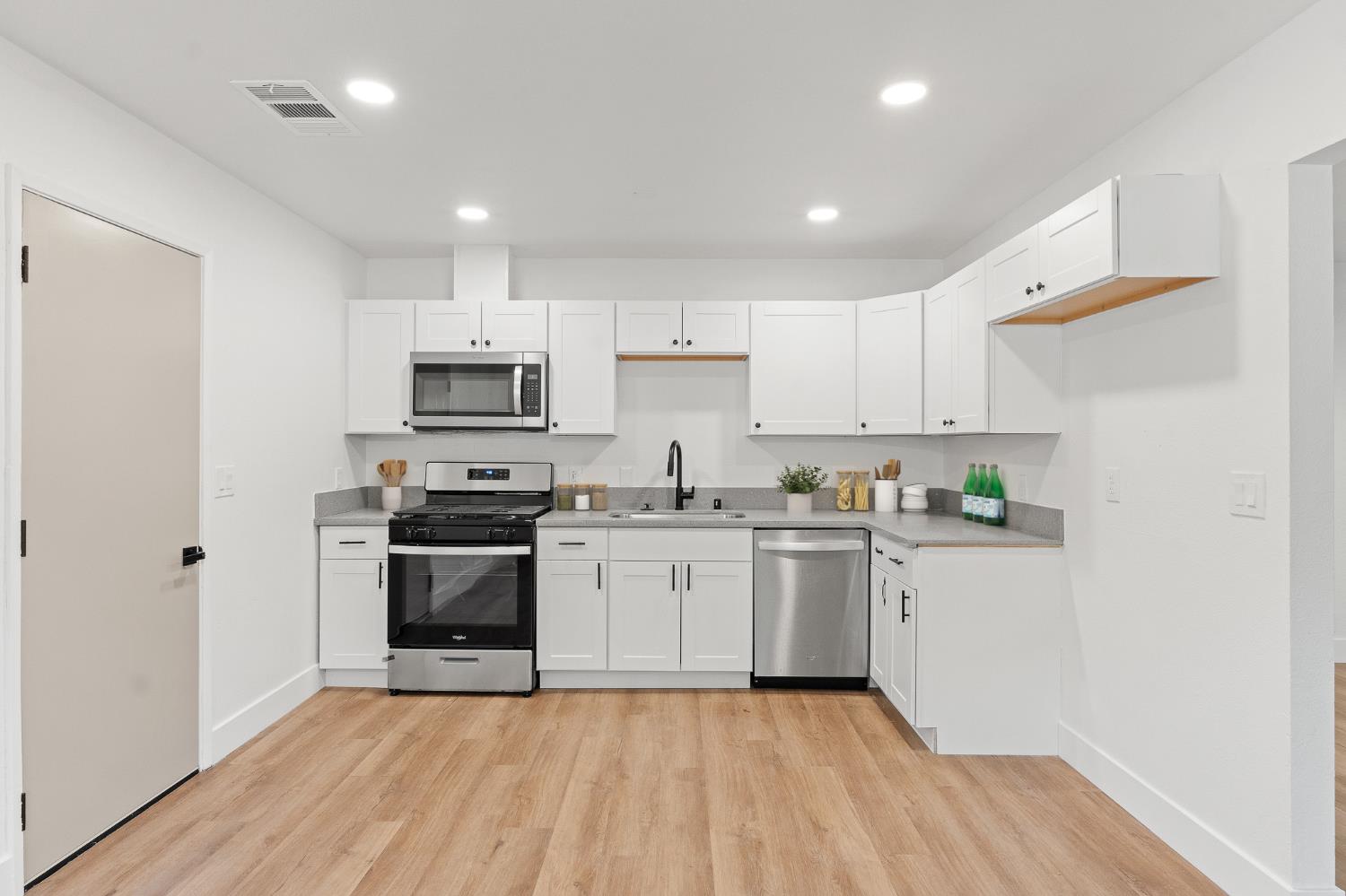 221 W San Joaquin Street