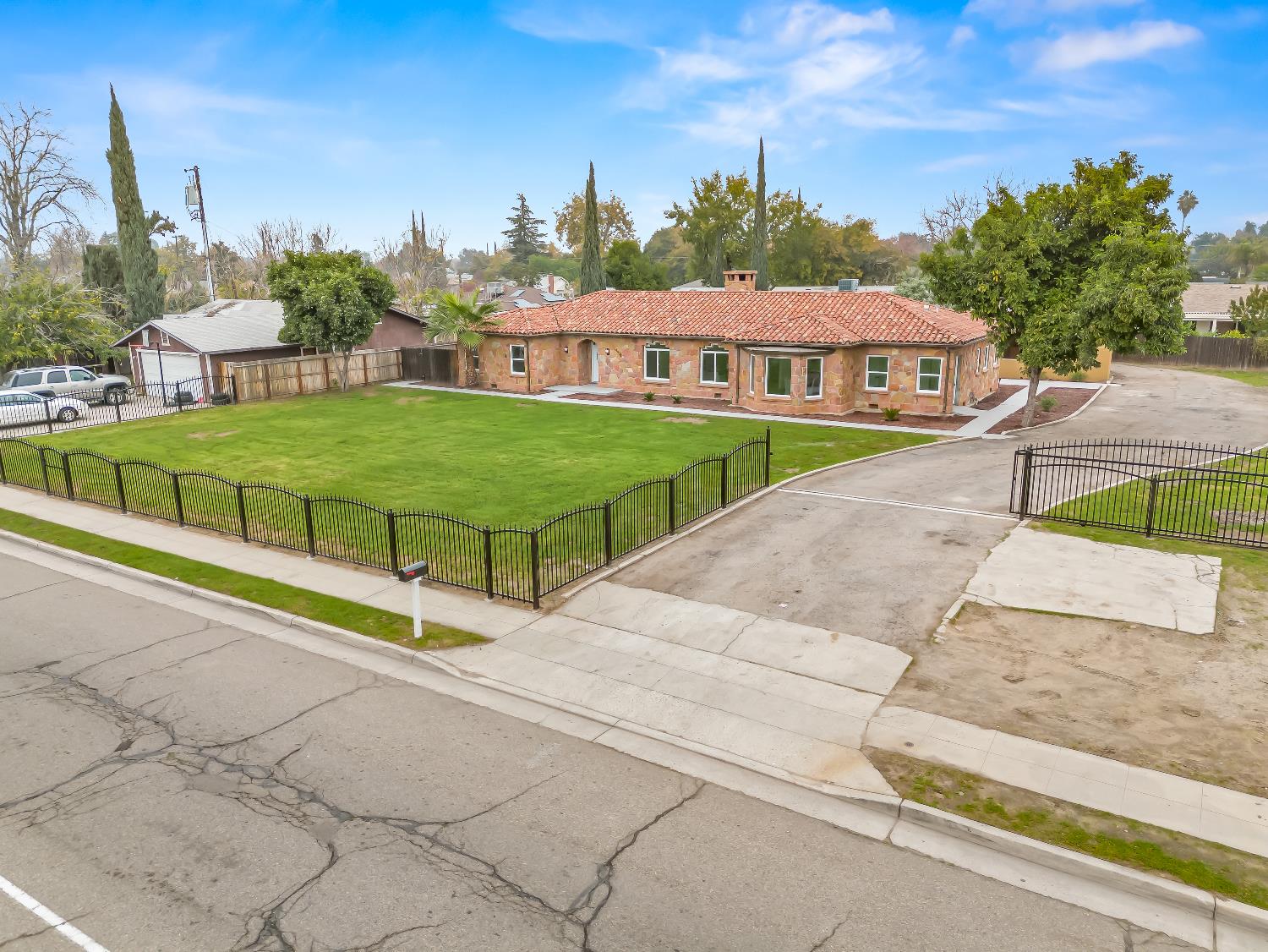 4933 E Tulare Street