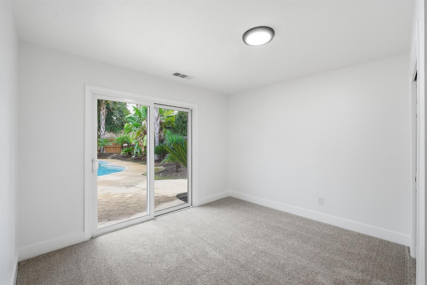 2589 W Barstow Avenue
