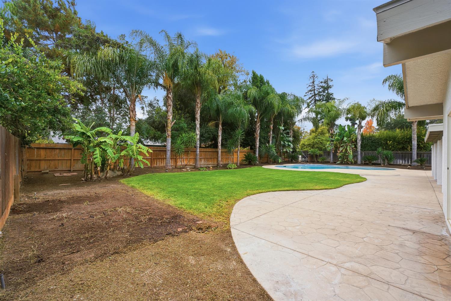 2589 W Barstow Avenue