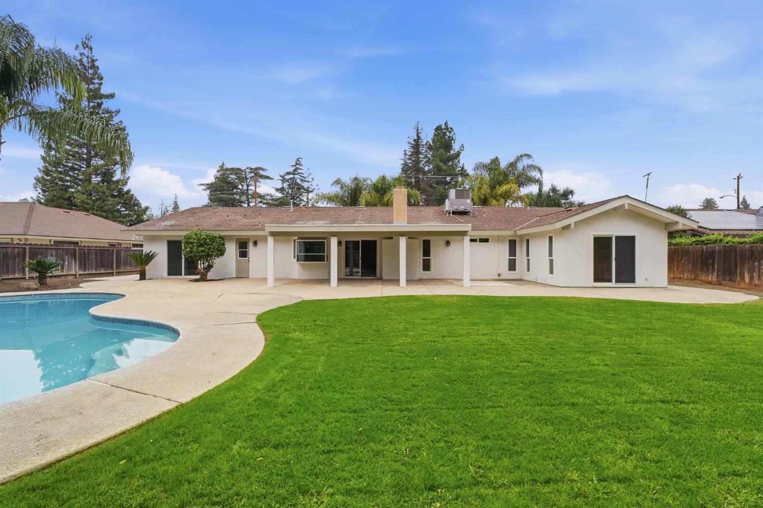 2589 W Barstow Avenue