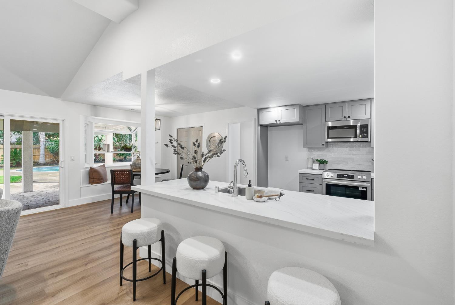 2589 W Barstow Avenue