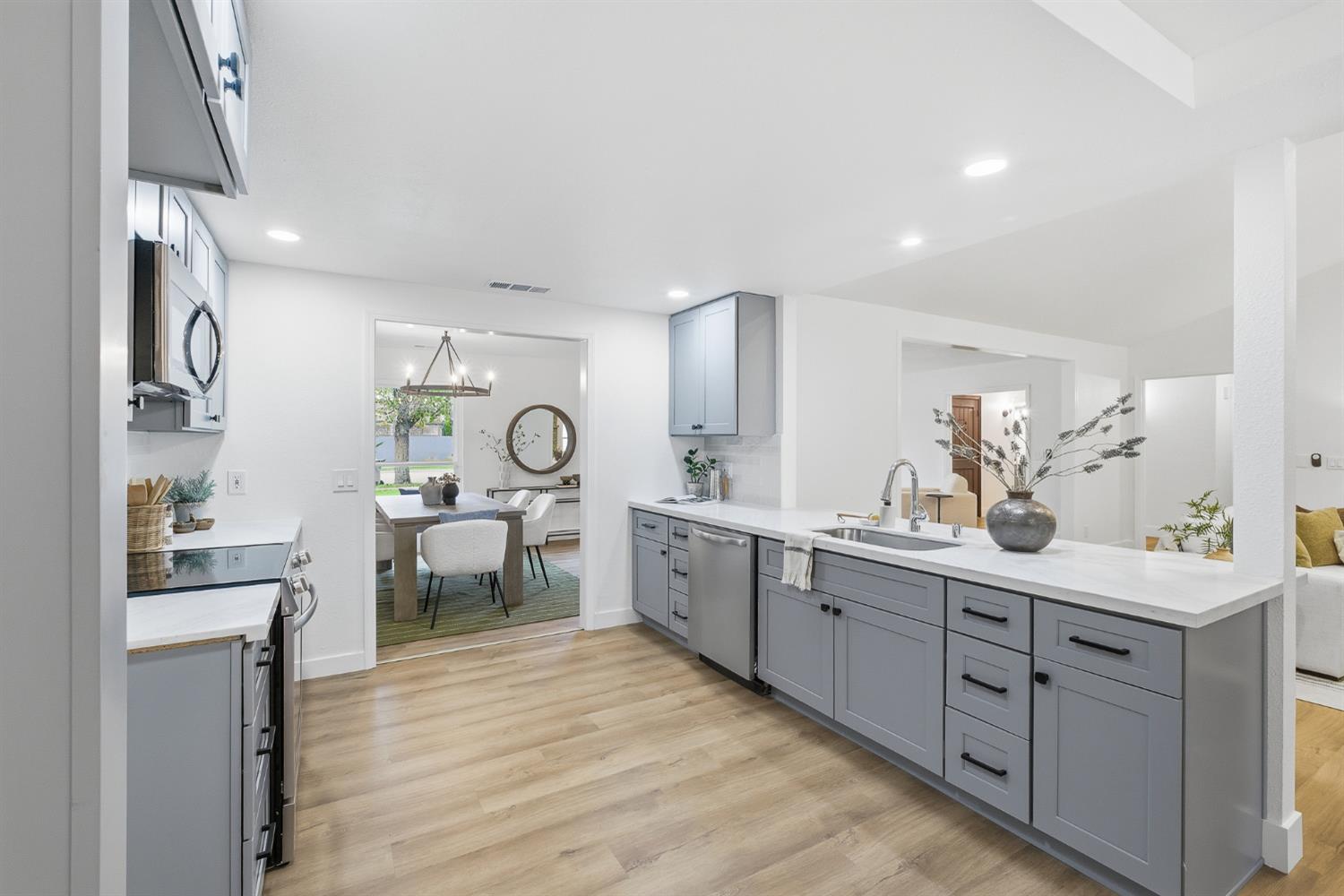 2589 W Barstow Avenue