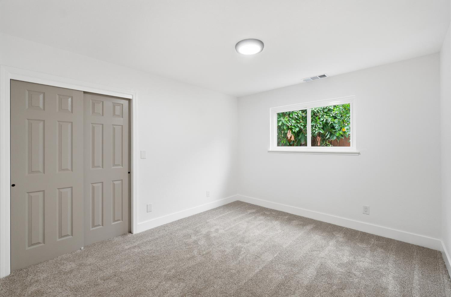 2589 W Barstow Avenue