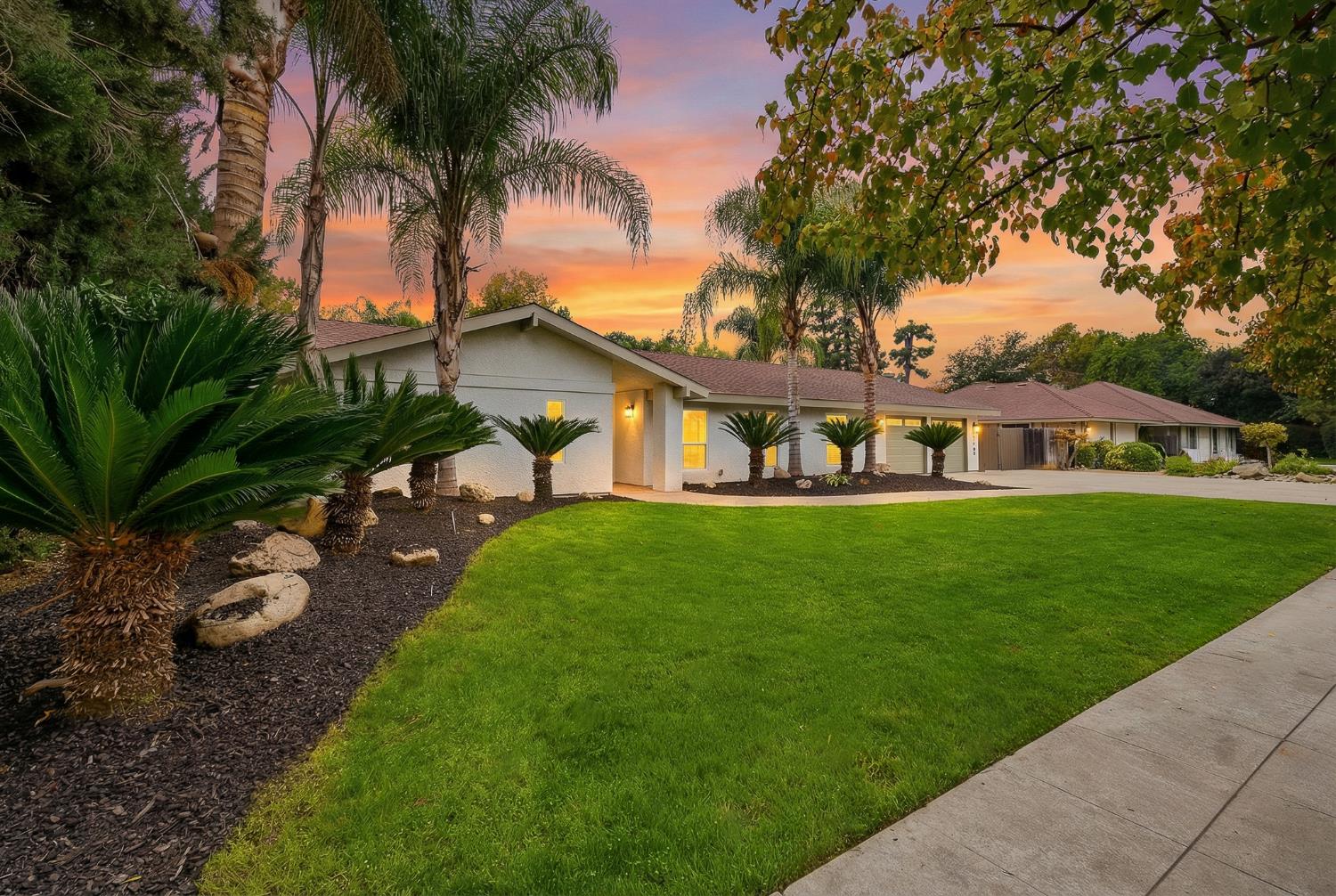 2589 W Barstow Avenue