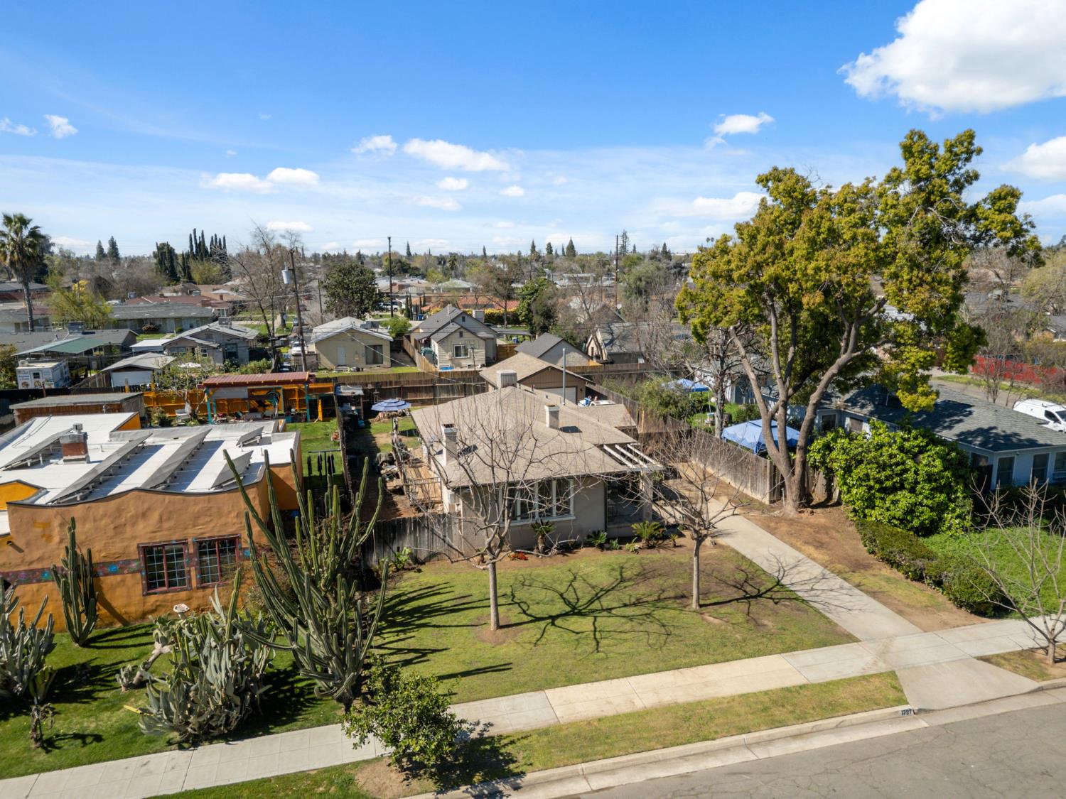 1727 N Vagedes Avenue
