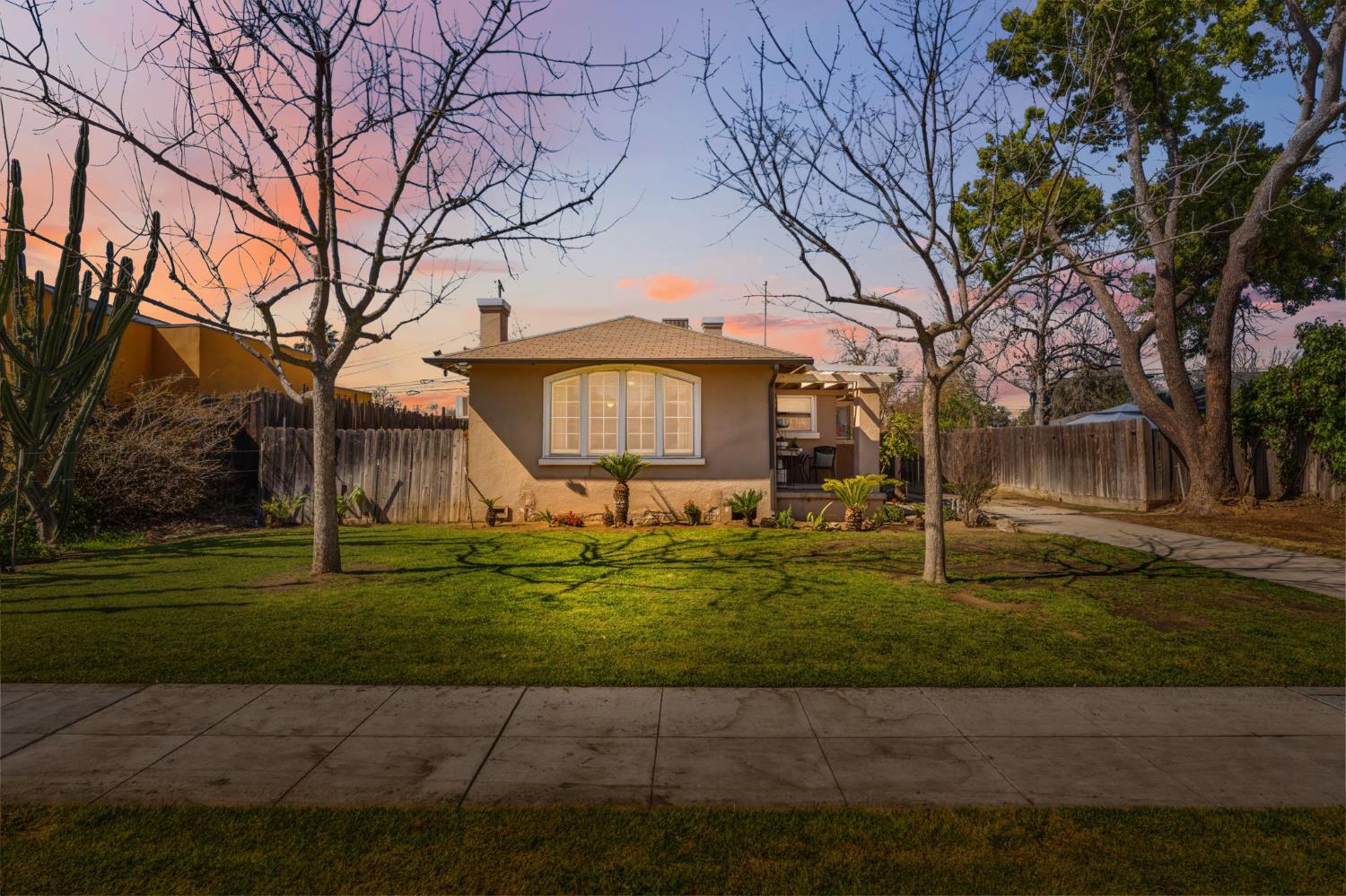 1727 N Vagedes Avenue