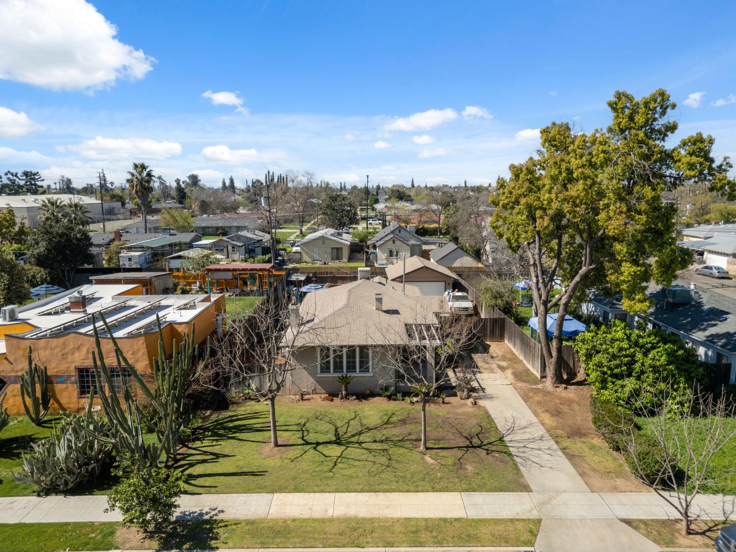 1727 N Vagedes Avenue