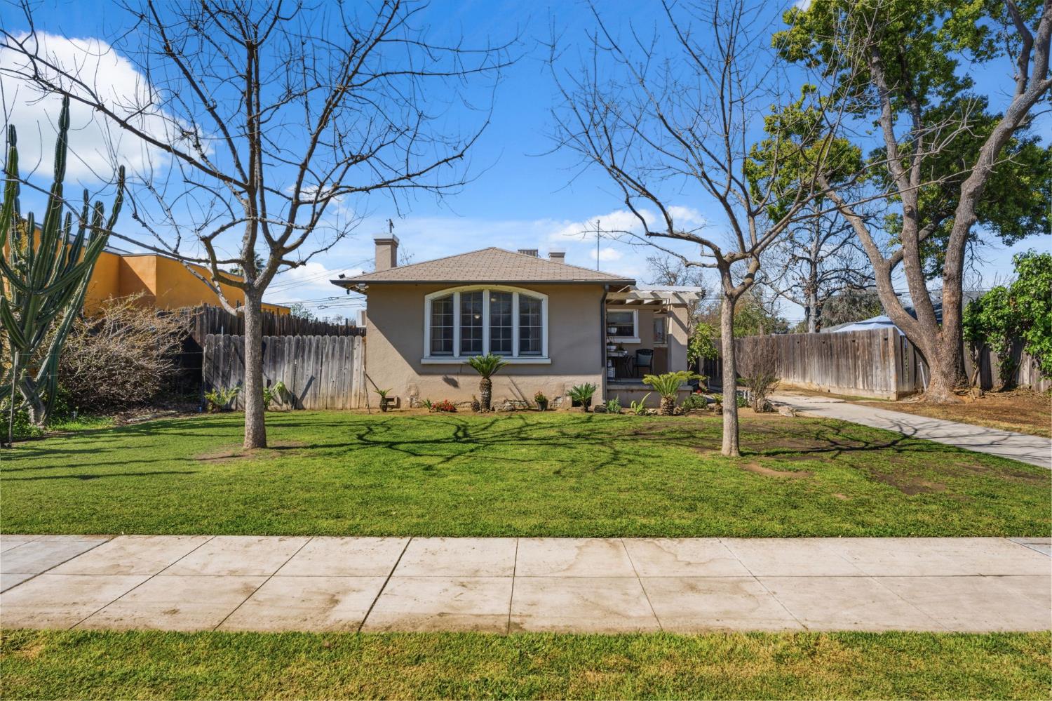 1727 N Vagedes Avenue