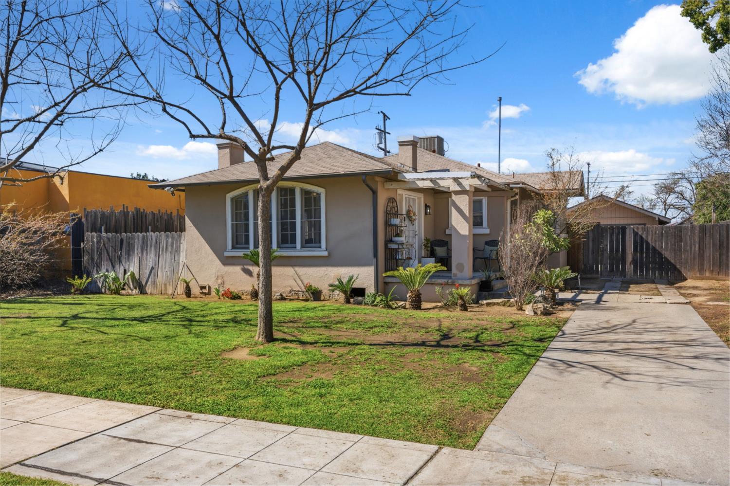 1727 N Vagedes Avenue