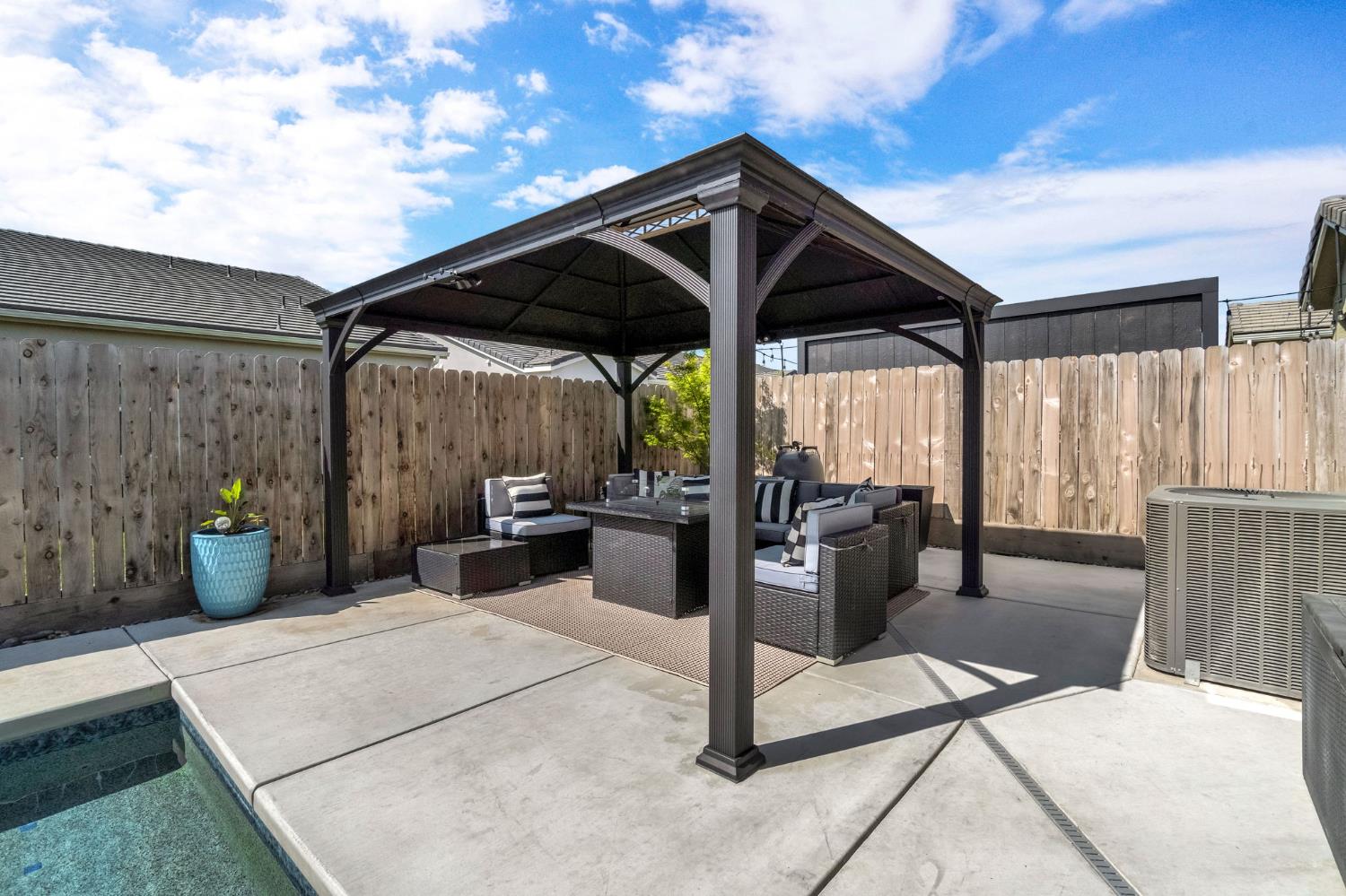 968 Pinnacle Drive W