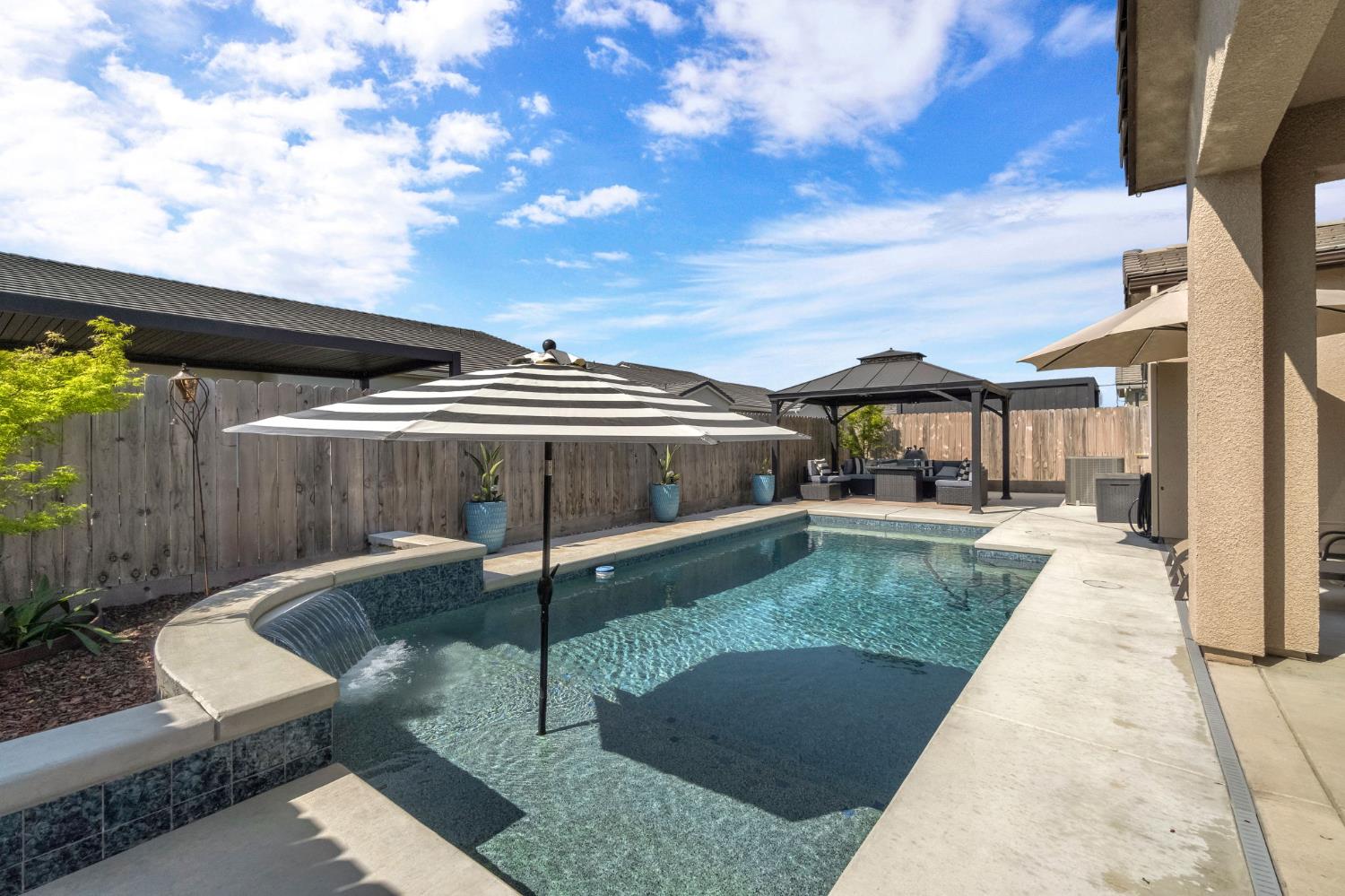 968 Pinnacle Drive W