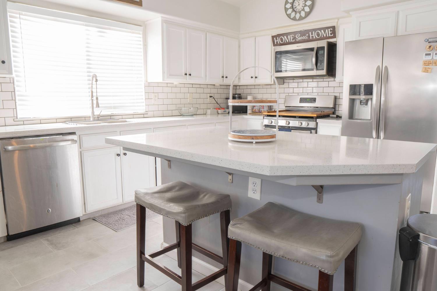 5491 W Roberts Avenue