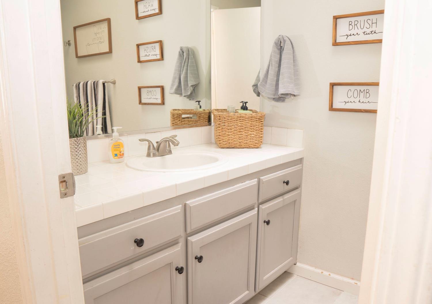 5491 W Roberts Avenue