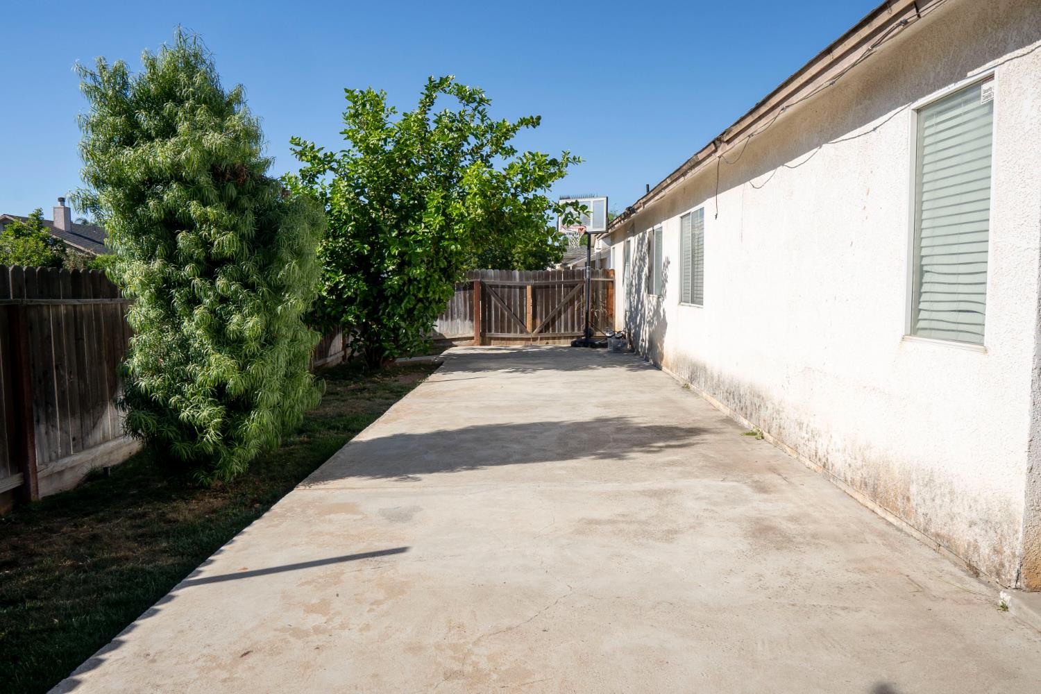 5491 W Roberts Avenue