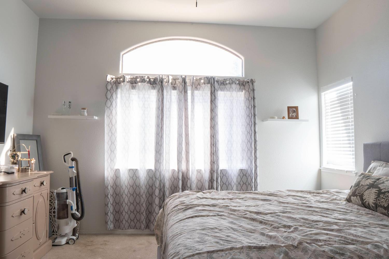 5491 W Roberts Avenue